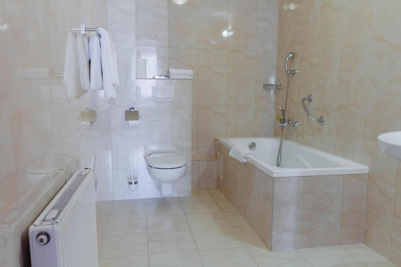 Hotel Jakub Sobieski Oława Esterno foto